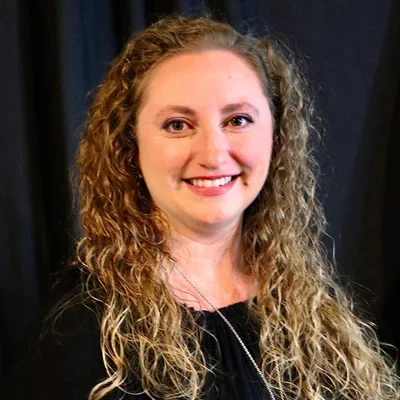 A headshot photo of Hollie